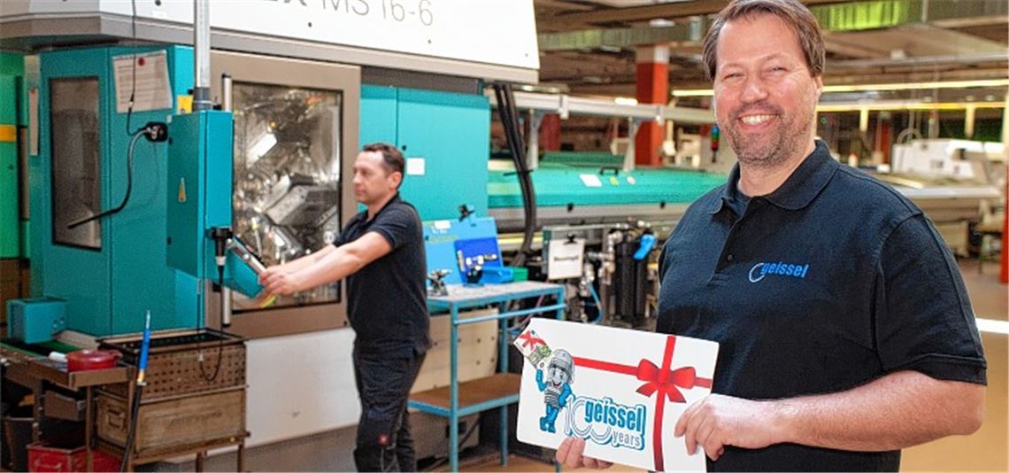Geschäftsführer Marc Seidel hält das Logo, mit dem die 100-Euro-Aktion zum 100-jährigen Bestehen der Firma Geissel auf Facebook veröffentlicht wurde.  Foto: Fotomoment