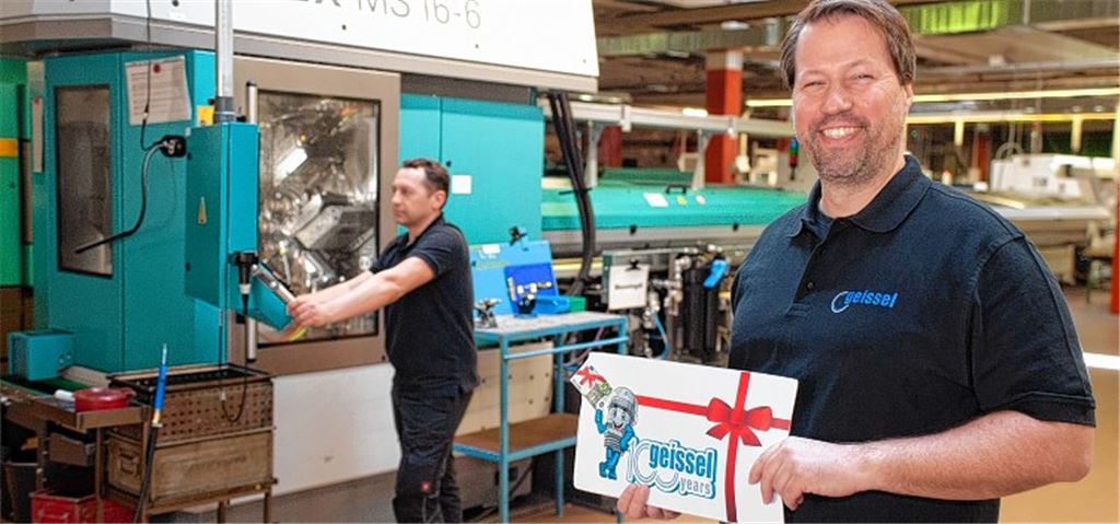 Geschäftsführer Marc Seidel hält das Logo, mit dem die 100-Euro-Aktion zum 100-jährigen Bestehen der Firma Geissel auf Facebook veröffentlicht wurde.  Foto: Fotomoment