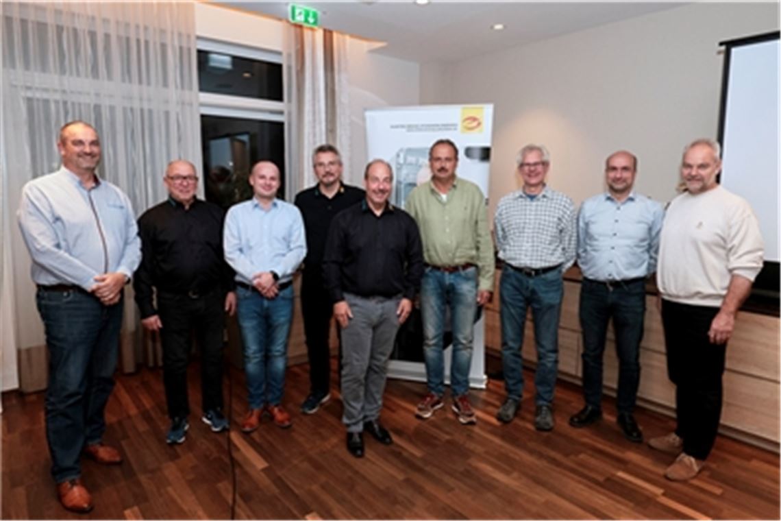 Geschäftsführer Matthias Morlock (v.li.) im Queens-Hotel Niefern mit dem neu gewählten Vorstand der Innung Elektro- und Informationstechnik Pforzheim-Enzkreis: Clemens Lechler, Philipp Kiefer, Michael Steinbauer, Obermeister Andreas Kling, stellvertretender Obermeister Markus Lud, Frank Arnold, Marcel Kühn und Ralph Weinbrecht. Foto: Tilo Keller