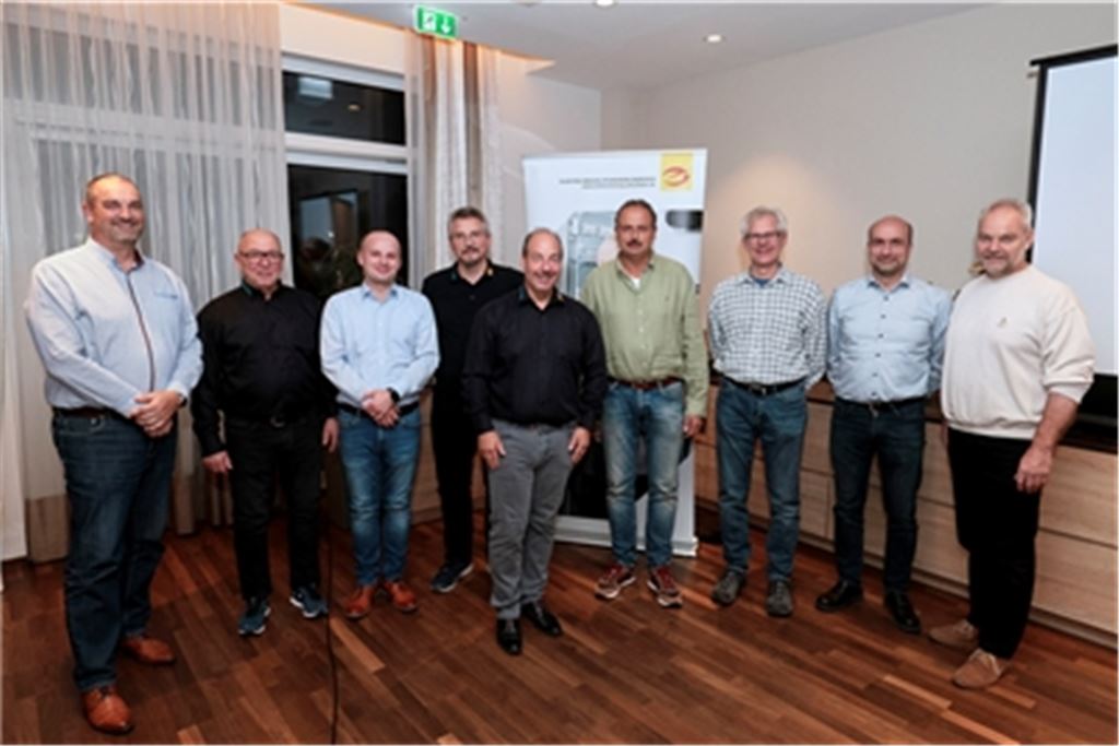 Geschäftsführer Matthias Morlock (v.li.) im Queens-Hotel Niefern mit dem neu gewählten Vorstand der Innung Elektro- und Informationstechnik Pforzheim-Enzkreis: Clemens Lechler, Philipp Kiefer, Michael Steinbauer, Obermeister Andreas Kling, stellvertretender Obermeister Markus Lud, Frank Arnold, Marcel Kühn und Ralph Weinbrecht. Foto: Tilo Keller