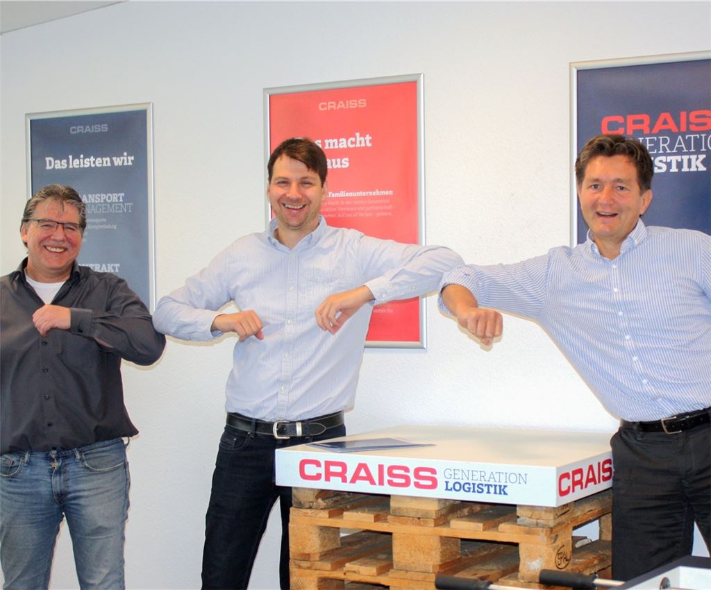 Geschäftsführer Michael Craiss (re.) und Personalleiter Dirk Fuhrmann (li.) haben im Jahr 2020 14 Mitarbeiterinnen und Mitarbeiter für ihre langjährige Betriebszugehörigkeit bei der Craiss Generation Logistik GmbH & Co. KG geehrt, darunter Axel Holzhäuer. Foto: Craiss