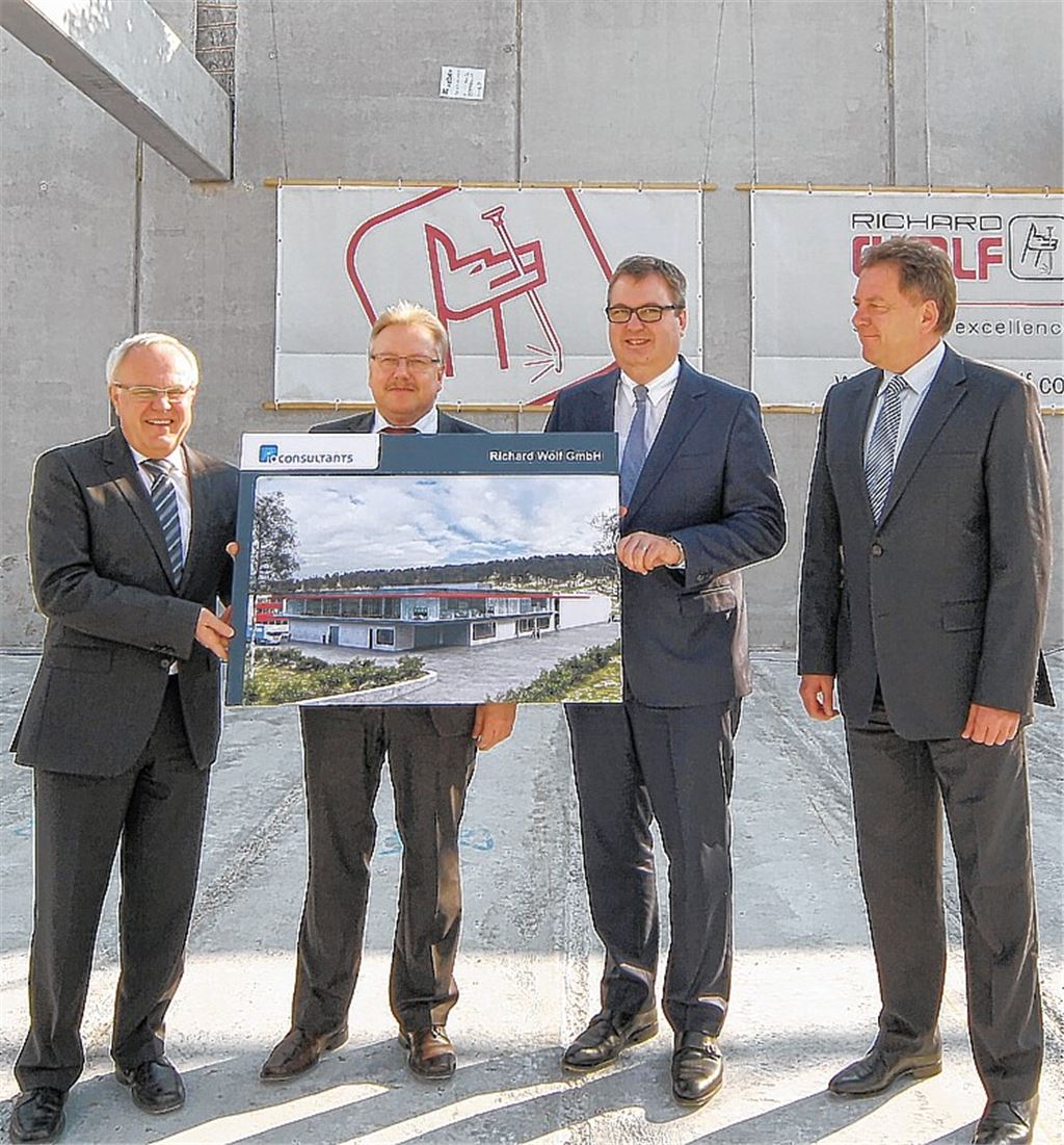 Geschäftsführer Siegfried Karst (v.li.), Jürgen Pfab, Jürgen Steinbeck und Dietmar Berger, Chef bei Generalplaner io-consultants, freuen sich über einen Meilenstein in der Firmengeschichte.