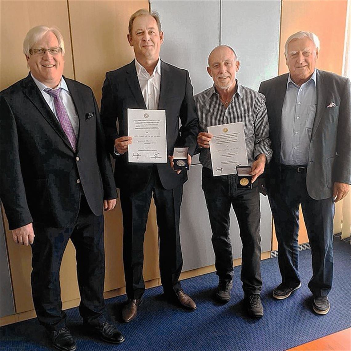 Firmenjubilare für Treue geehrt Firmenjubilare für Treue geehrt