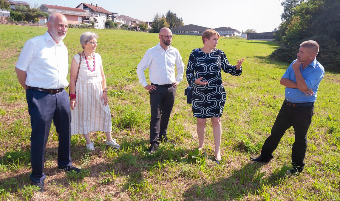 Grüne Gäste loben Neumo-Pläne Geschäftsführer Wolf Ehrenberg (li.) und sein Stellvertreter Harry Jost (re.) sowie Bürgermeister Alexander Kozel vermitteln Staatssekretärin Andrea Lindlohr (2.v.re.) und Stefanie Seemann, Landtagsabgeordnete der Grünen aus Mühlacker, einen Eindruck vom geplanten Neubaugebiet mitten in Knittlingen. Fotos: Fotomoment