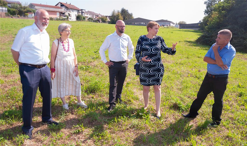 Geschäftsführer Wolf Ehrenberg (li.) und sein Stellvertreter Harry Jost (re.) sowie Bürgermeister Alexander Kozel vermitteln Staatssekretärin Andrea Lindlohr (2.v.re.) und Stefanie Seemann, Landtagsabgeordnete der Grünen aus Mühlacker, einen Eindruck vom geplanten Neubaugebiet mitten in Knittlingen. Fotos: Fotomoment