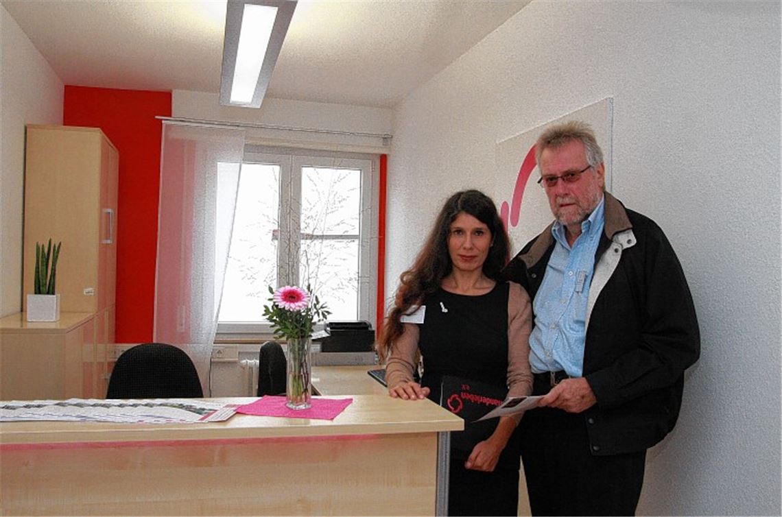 Geschäftsführerin Katja Kreeb und Vorstandsvorsitzender Klaus-Peter Böhringer in den neuen Räumen. Foto: Wacker