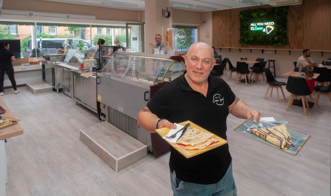 Geschäftsinhaber Ioannis Petalidis bietet im ehemaligen „Foto-Quelle“ nun Crêpes an. Foto: Fotomoment