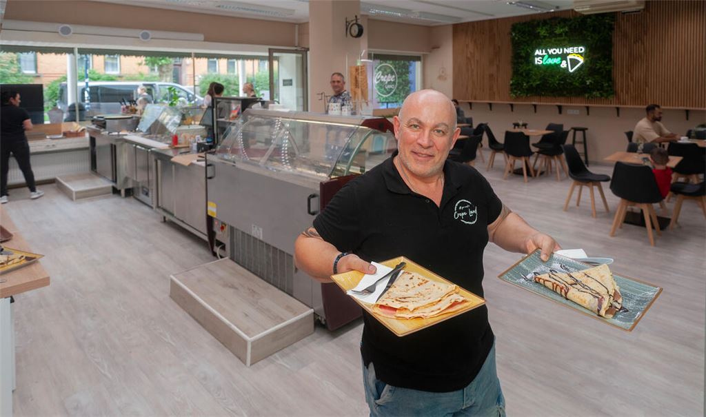 Geschäftsinhaber Ioannis Petalidis bietet im ehemaligen „Foto-Quelle“ nun Crêpes an. Foto: Fotomoment