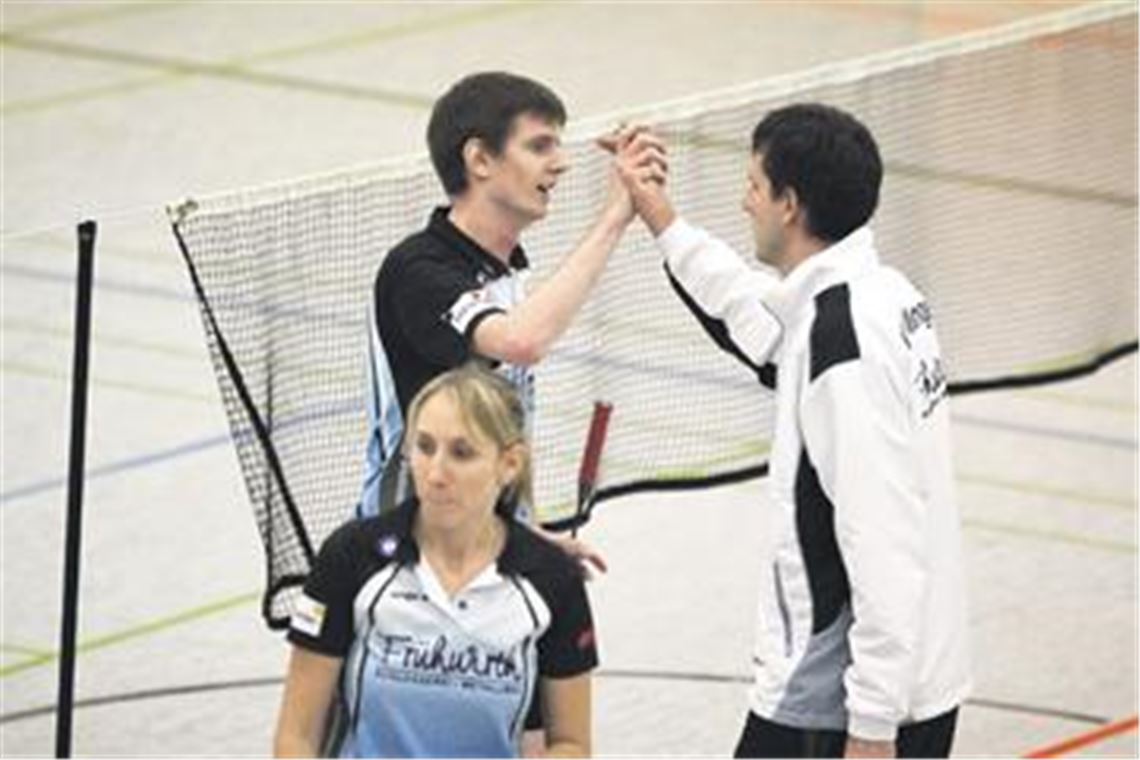 Geschafft: Das Badmintonteam des SV Illingen (im Bild von links Carolin Kerber, Marcus Bayer, Patrick Dippon) bleibt in der Württembergliga. Archivfoto: Eigner