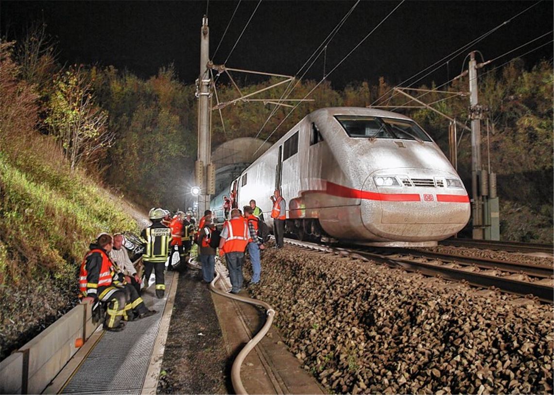 Geschafft: Der ICE im Marksteintunnel ist gelöscht, die Helfer treffen sich zu einer ersten Manöverkritik.