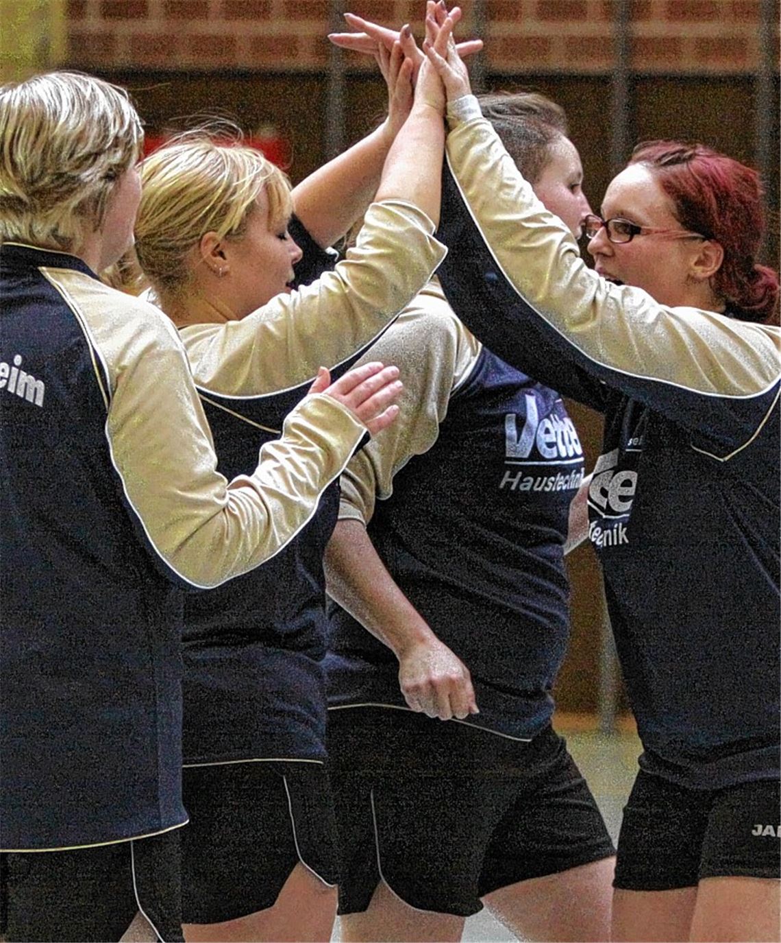 Geschafft: Der gelungene Aufstieg in die 2. Bundesliga macht bei den Ötisheimer Faustball-Frauen die verpasste Meisterschaft in der Schwabenliga vergessen. Foto: Eigner
