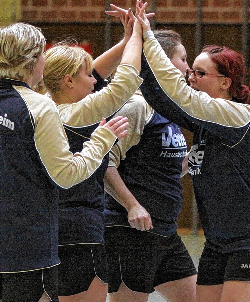 Geschafft: Der gelungene Aufstieg in die 2. Bundesliga macht bei den Ötisheimer Faustball-Frauen die verpasste Meisterschaft in der Schwabenliga vergessen. Foto: Eigner