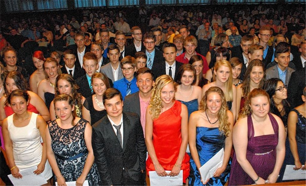 Geschafft: Die Absolventen der Illinger Haupt- und Realschule strahlen bei der Verabschiedungsfeier. Alle Realschulabgänger haben bestanden.