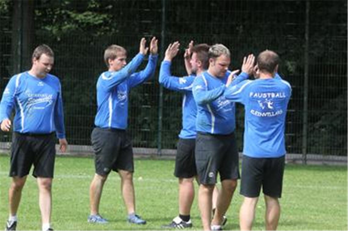 Geschafft. Die Faustballer des TSV Kleinvillars beglückwünschen sich zu einer zufriedenstellenden Saison in der Verbandsliga. 
Fotos: Eigner