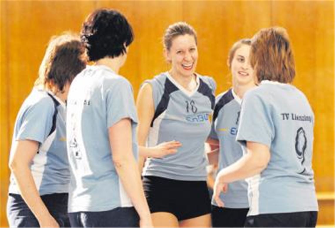 Geschafft: Die Volleyballerinnen des TV Lienzingen freuen sich über die zweite Meisterschaft in Folge.
Foto: Gössele
