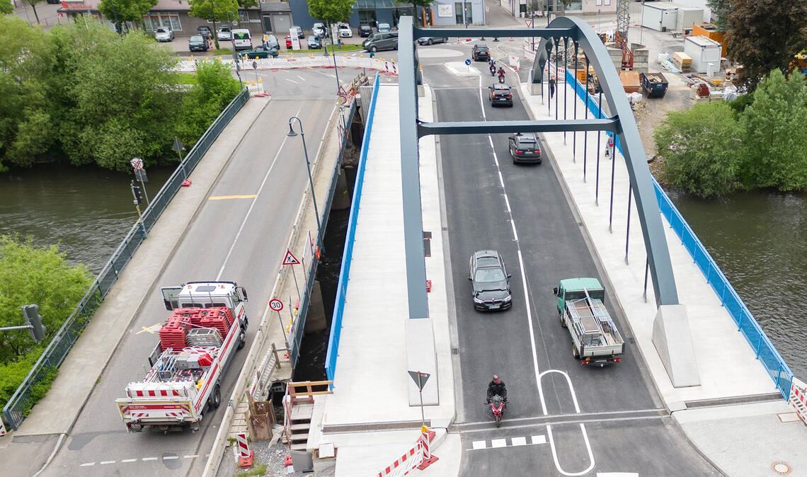 Verkehr rollt über die neue Enzbrücke Geschafft: Mit monatelanger Verspätung gegenüber dem ersten Zeitplan wird die neue Herrenwaagbrücke für den Verkehr freigegeben. Fotos: Fotomoment