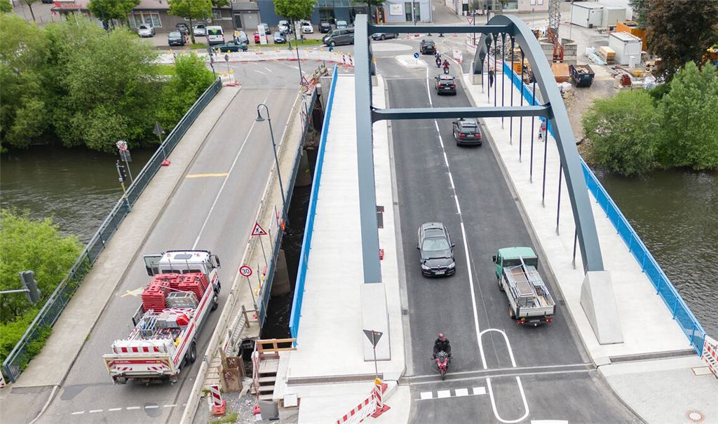 Geschafft: Mit monatelanger Verspätung gegenüber dem ersten Zeitplan wird die neue Herrenwaagbrücke für den Verkehr freigegeben. Fotos: Fotomoment