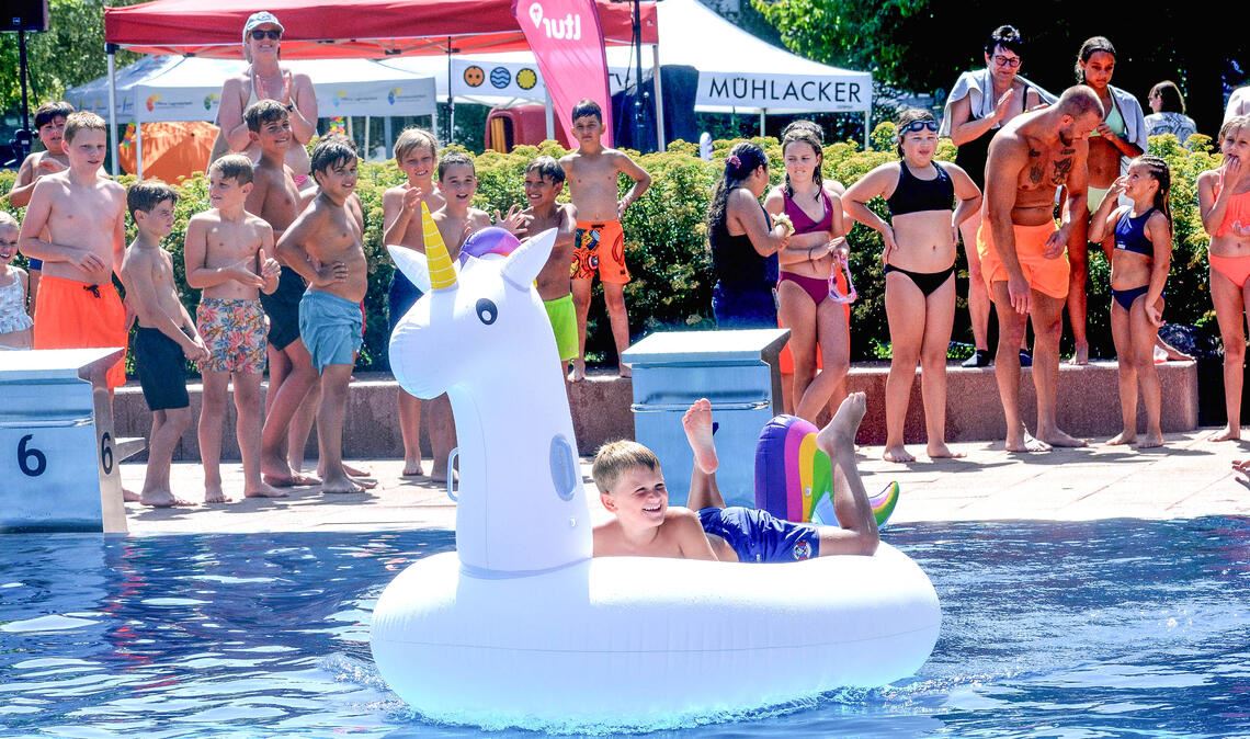 Geschafft: Wer nach dem Sprung vom Beckenrand aus auf dem Rücken des Einhorns landet und sich mindestens fünf Sekunden darauf hält, ist eine Runde weiter. Fotos: Stahlfeld