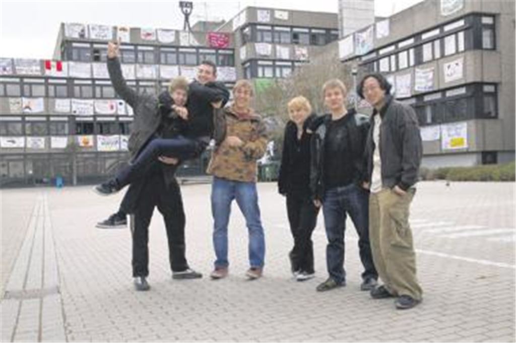 Geschafft, aber glücklich: Mühlacker Gymnasiasten bejubeln das Ende der ersten Etappe im Prüfungsmarathon.
Foto: Becker