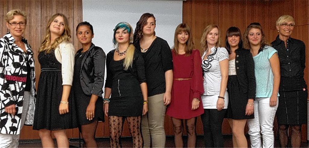 Geschafft: die neuen Gesellinnen mit Obermeisterin Bettina Siegl.