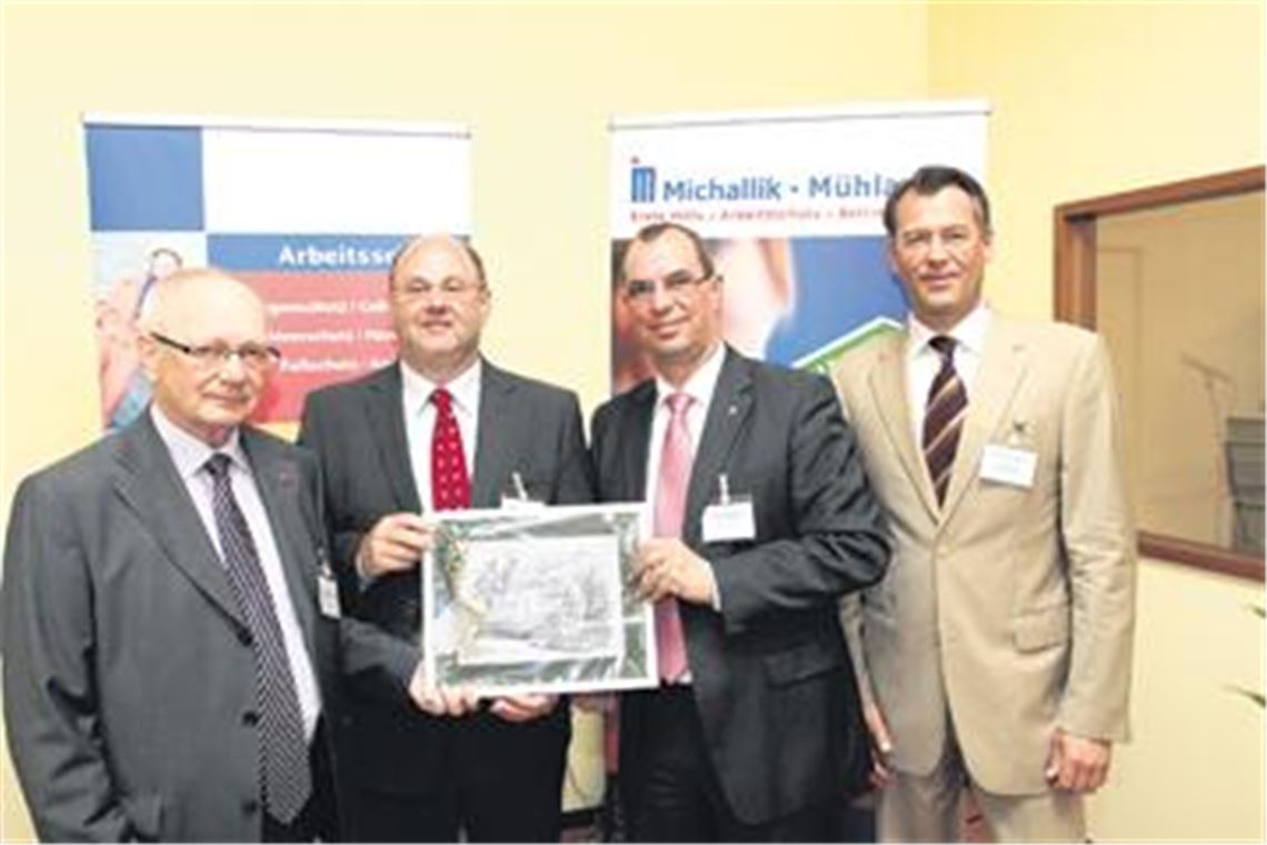 Geschenk Nummer eins zum Geburtstag: Oberbürgermeister Frank Schneider (2. v. re.) überreicht Geschäftsführer Rolf Hauber (2. v. li.), Manfred Michallik (li.) und Wolfram Michallik ein Bild mit einer Mühlacker-Ansicht. Foto: Tilo Keller