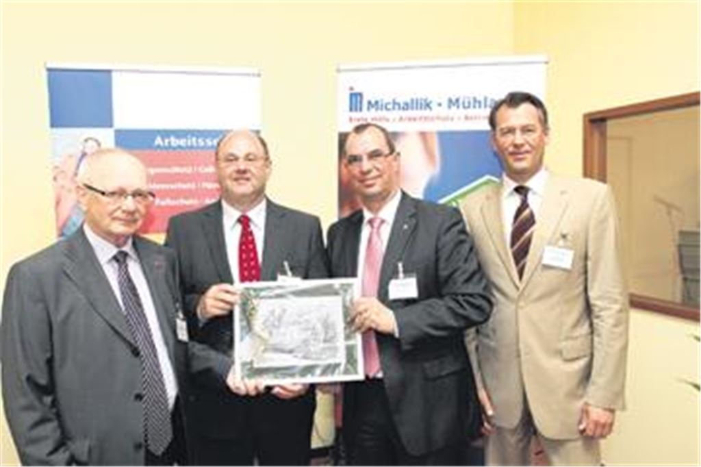 Geschenk Nummer eins zum Geburtstag: Oberbürgermeister Frank Schneider (2. v. re.) überreicht Geschäftsführer Rolf Hauber (2. v. li.), Manfred Michallik (li.) und Wolfram Michallik ein Bild mit einer Mühlacker-Ansicht. Foto: Tilo Keller