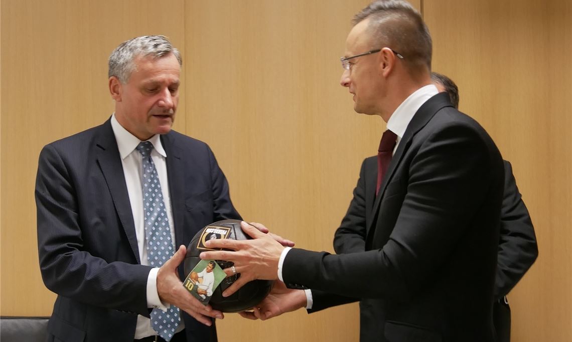 Geschenk: Peter Szijjártó (re.) übergibt Fußball an Hans-Ulrich Rülke.Foto: privat
