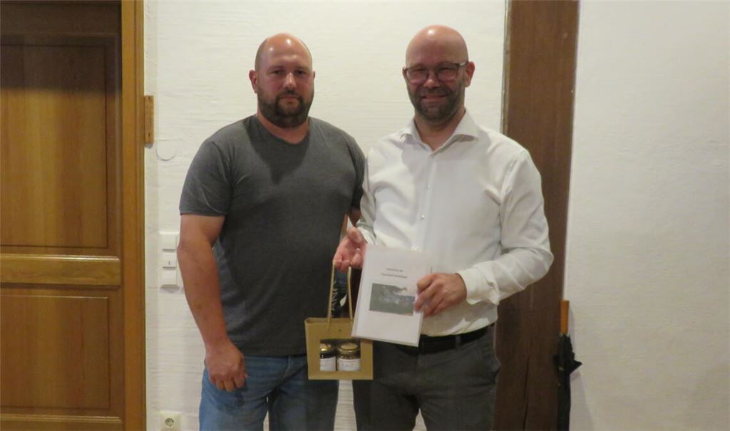 Geschenke gibt es für Markus Röhrle (li.) von Alexander Kozel. Foto: Becker