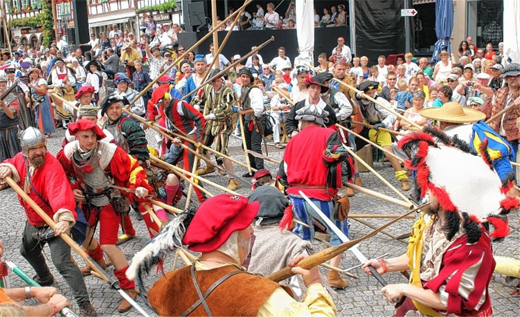 Geschichte zum Anfassen: Beim großen Umzug zeigen die Akteure, wie ihren Vorfahren die Befreiung der Stadt von der Belagerung der herzöglichen Truppen gelang.