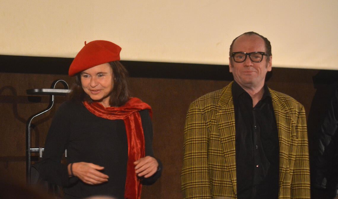 Geschichten aus dem Stegreif: Sandra Hehrlein und Jörg Pollinger stimmen in der Mühlacker Scala auf das Weihnachtsfest ein. Foto: Stahlfeld