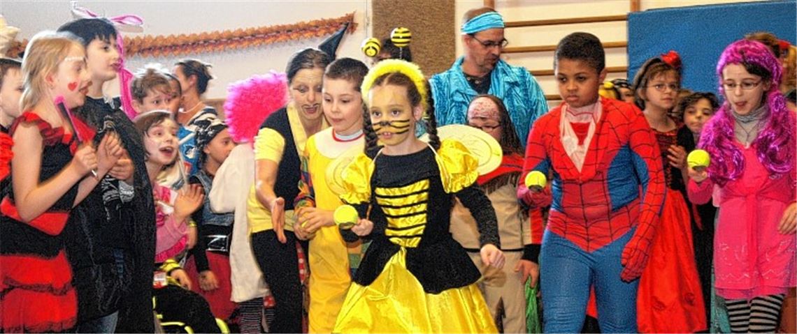 Geschicklichkeitsspiele und viel Spaß: Kinder mit und ohne Behinderung feiern in Großglattbach gemeinsam Fasching.