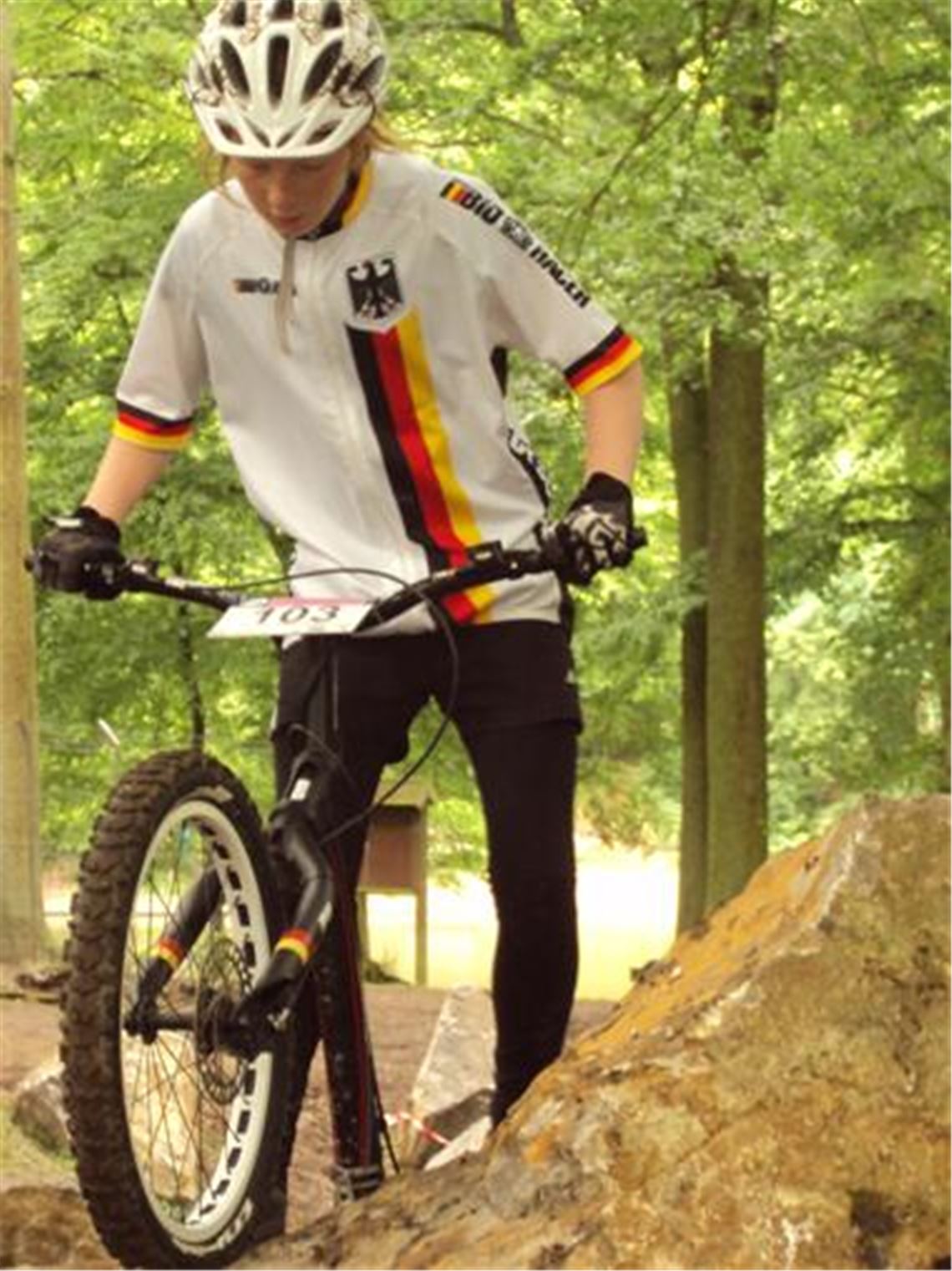 Geschickt radelt Nina Reichenbach über schwieriges Gelände und gewinnt WM-Bronze.
Foto: privat