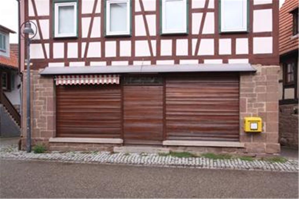 Geschlossen: In Schützingen (Bild links) hat der Dorfladen vor vier Wochen die Rollläden heruntergelassen; ob es im Illinger Ortsteil einen Nachfolger geben wird, ist noch mehr als fraglich. Bereits vor zwei Jahren hat in Serres (Bild oben und rechts) das Geschäft im alten Rathaus aufgegeben. Der Grund in beiden Fällen: Die bescheidenen Umsätze erlauben keinen rentablen Betrieb. Fotos: Franz