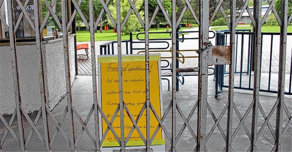 Geschlossen blieb das Mühlacker Freibad aufgrund des schlechten Wetters von Mittwoch bis Sonntag. Am heutigen Montag ist das anders. Nun muss nur noch das Wetter mitspielen. Fotos: Zachmann