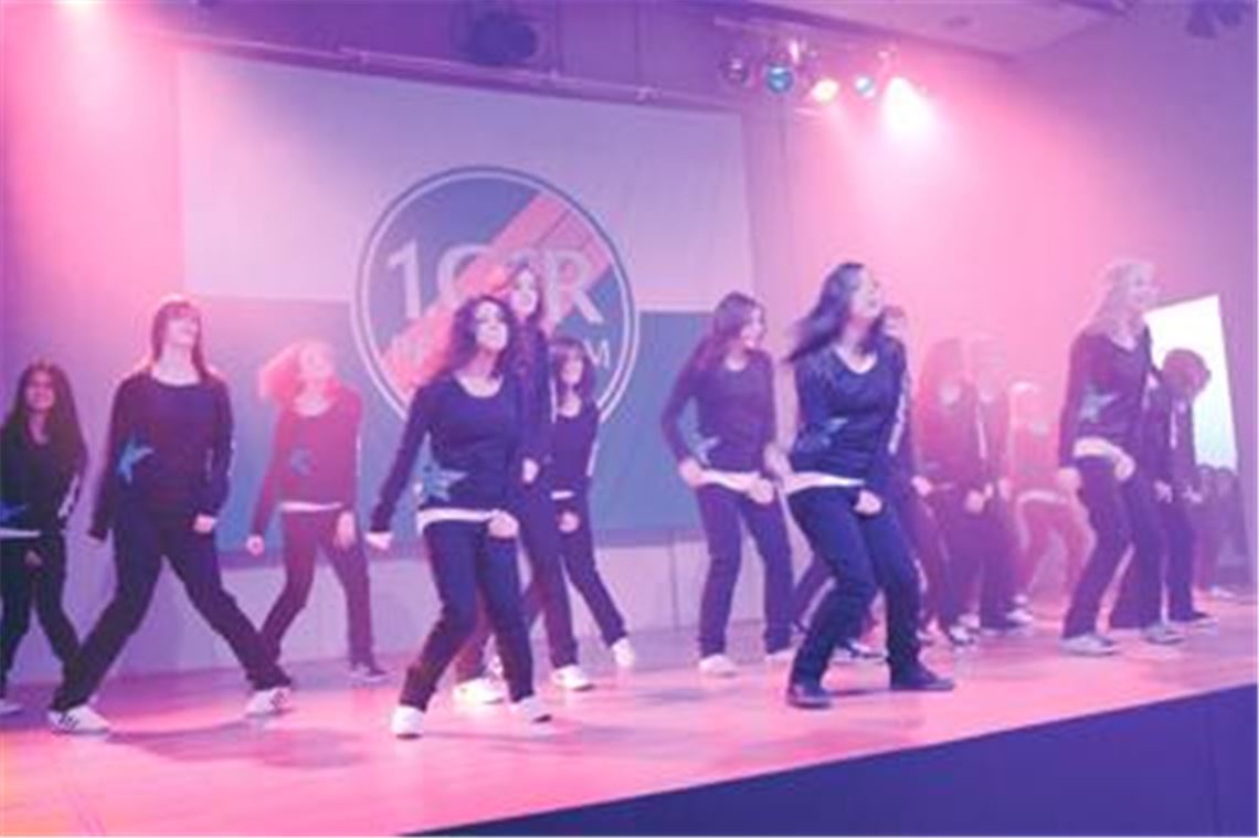 Geschlossen und harmonisch, wie der 1. CfR Pforzheim werden soll: Die Formation der Tanzschule Saumweber-Fischer lockert die Weihnachtsfeier des Clubs auf. Foto: Ochs