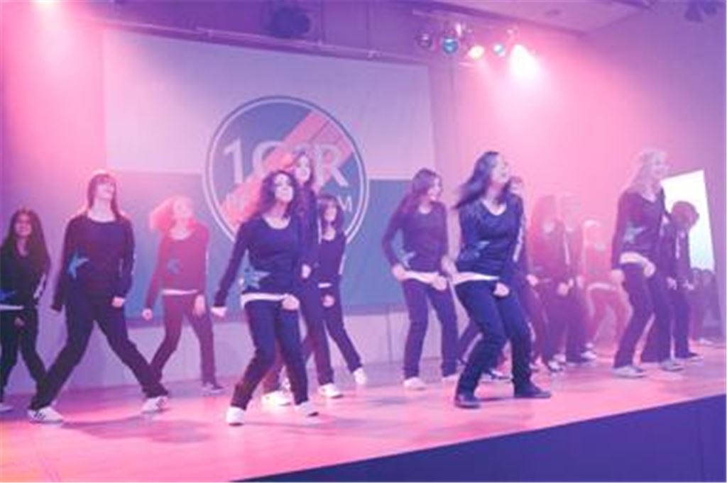 Geschlossen und harmonisch, wie der 1. CfR Pforzheim werden soll: Die Formation der Tanzschule Saumweber-Fischer lockert die Weihnachtsfeier des Clubs auf. Foto: Ochs