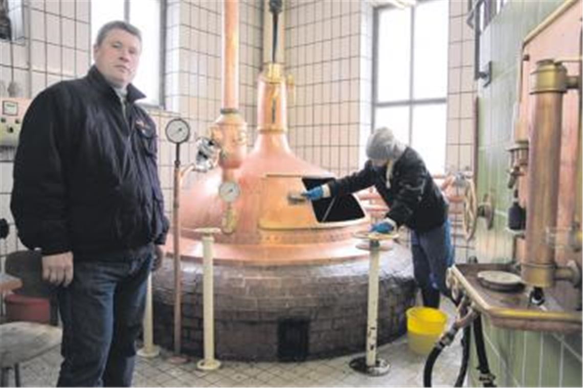 Geschockt: Adlerbräu-Chef Robert Volk im Sudhaus, wo die Auszubildende Christin Fix die Verschmutzungen durch das herabtropfende Wasser beseitigt.
Foto: Disselhoff