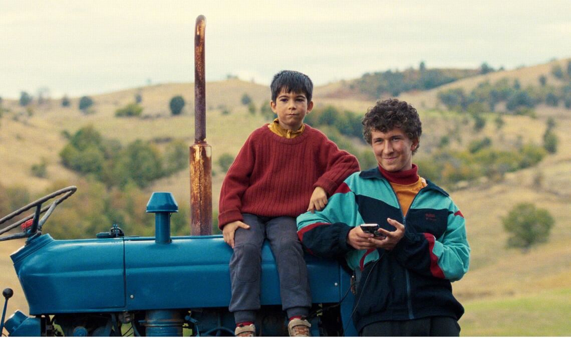 Geschwisterliebe: Ahmet (Arif Jakup, rechts) und sein kleiner Bruder Naim (Agush Agushev, links) gehen gemeinsam durch dick und dünn.