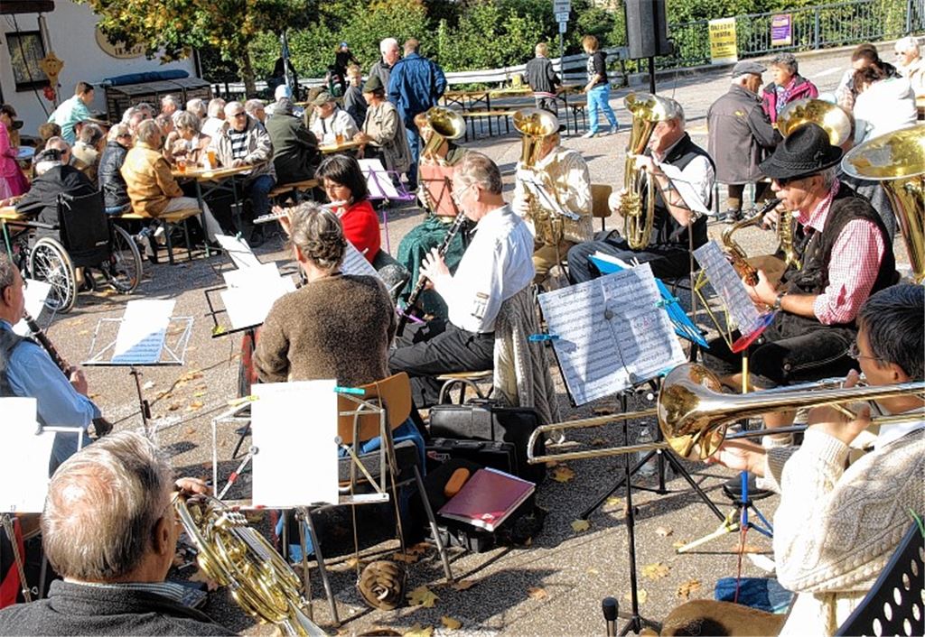 Geselligkeit bei flotter Musik bietet das Enzberger „Oktoberfestle“. Foto: Appich
