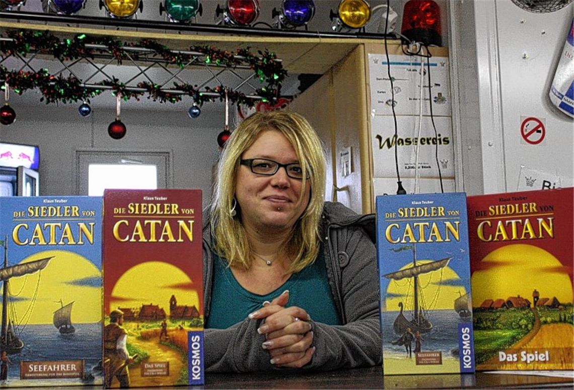 Gesellschaftsspiele dürfen im Enzberger Jugendtreff nicht fehlen. Bei den „Siedlern von Catan“ ist Sozialarbeiterin Nathalie Pavan mit Begeisterung dabei. Aber ihr Job ist alles andere als ein Spiel. Im direkten Kontakt mit den Jugendlichen ist sie als Ansprechpartnerin für Probleme gefragt. Foto: Westermann