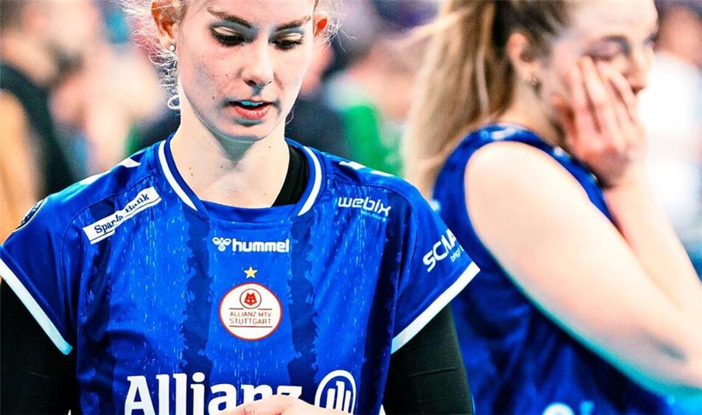 Gesenkter Blick: Zuspielerin Pia Kästner (li.) ist die Enttäuschung deutlich ins Gesicht ­geschrieben.