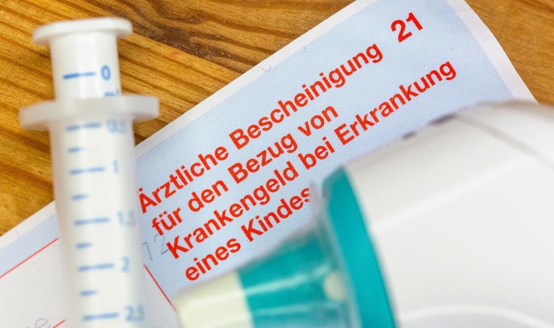 Gesetzlich versicherte Eltern können Krankengeld beantragen, wenn ein Kind unter zwölf Jahren krank ist und sie deshalb nicht zur Arbeit gehen. (Symbolbild)
