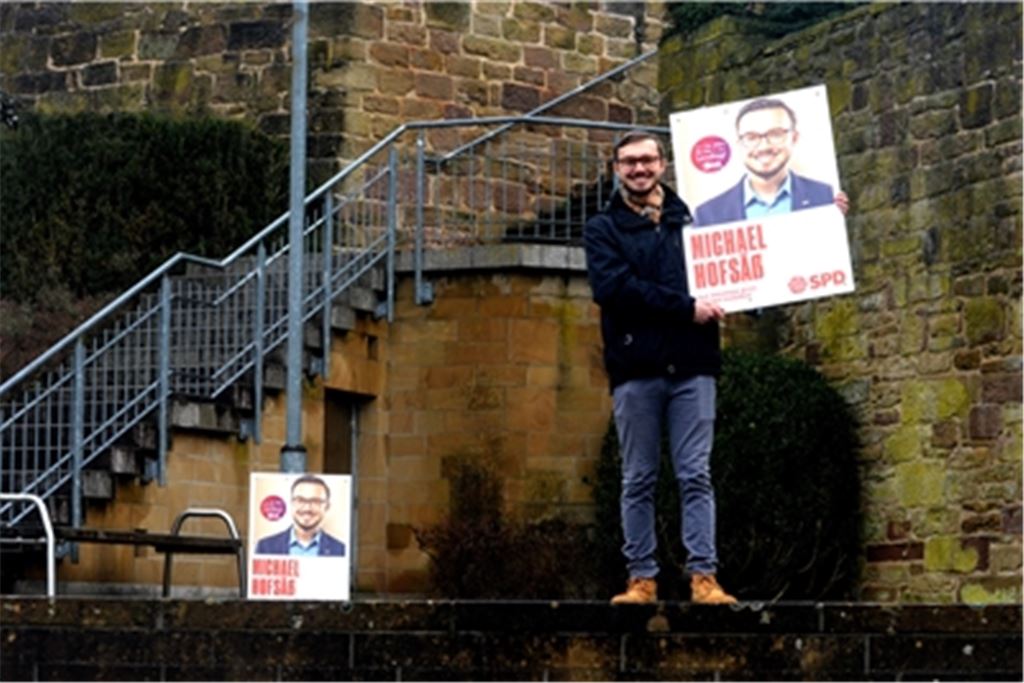 Gesicht zeigen im Straßenwahlkampf 2021: Das geht Corona-konform mit Plakaten – ohne jedes Ansteckungsrisiko. SPD-Kandidat Michael Hofsäß packt bei der Arbeit in Mühlacker mit an. Foto: Stahlfeld