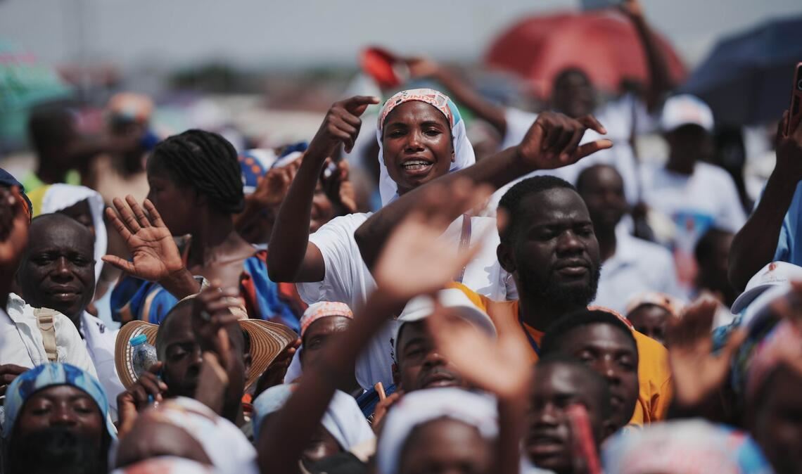 Gespannnte Erwartung: Gläubige in Saurimo vor einer von Papst Leo XIV. zelebrierten Messe.