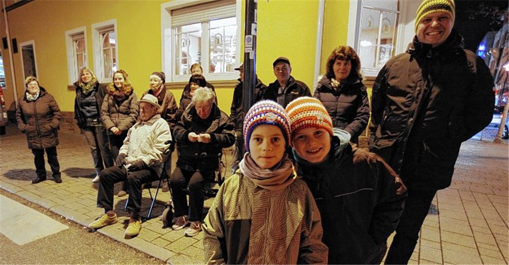 Gespannt verfolgen jüngere und ältere Passanten die Weihnachtsgeschichte, die im Schaufenster des Geschäfts „Vom Fass“ vorgetragen wird.