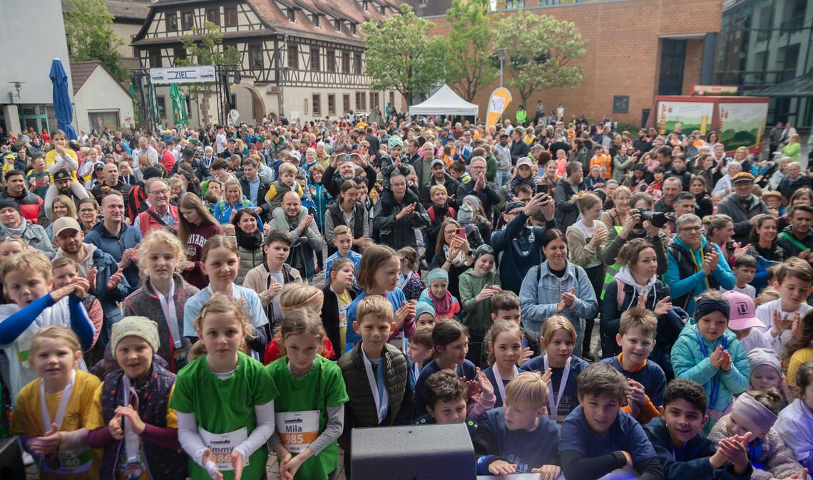 Gespannte Blicke bei der Siegerehrung.