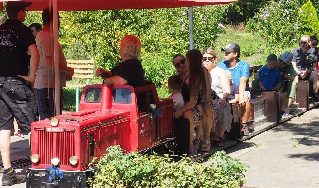 Gespanntes Warten auf die Abfahrt: Besonders Familien mit kleinen Kindern haben ihren Spaß bei der Fahrt mit dem Miniaturzug. Foto: Müller