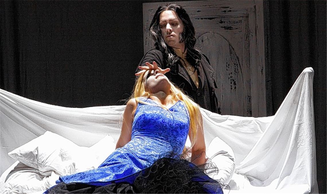 Gespenstische Bilder präsentiert die Inszenierung der Glass-Oper „Der Fall des Hauses Usher“.