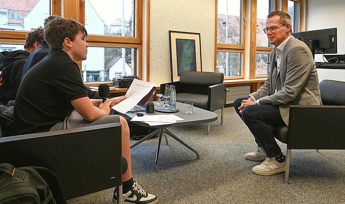 Gespräch auf Augenhöhe: Im Amtszimmer des Oberbürgermeisters stellt das Schülertrio Stephan Retter eine halbe Stunde lang zahlreiche Fragen. Fotos: Schüller