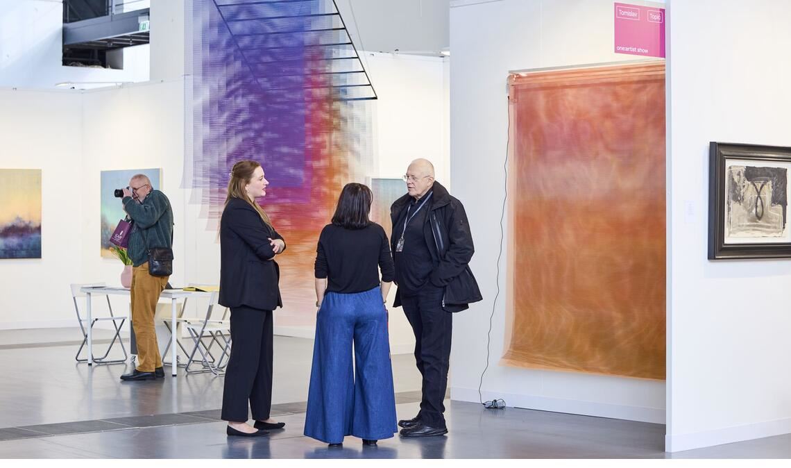 Gespräche gehören bei der Art Karlsruhe dazu.